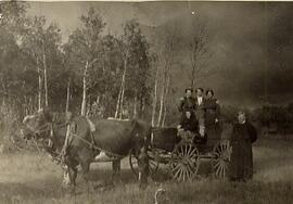 Women in Wagon - Pilger