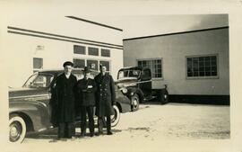 3 men, 1940's car