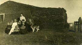 Ritchie sod house and family