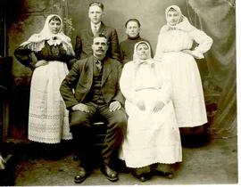 Doukhobor family. - Portrait.