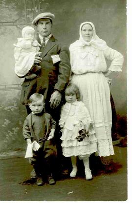 Doukhobor family. - Portrait.