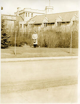 Students - Bob Japp Outside Saskatchewan Hall