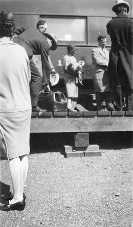 Passagers on a train platform.